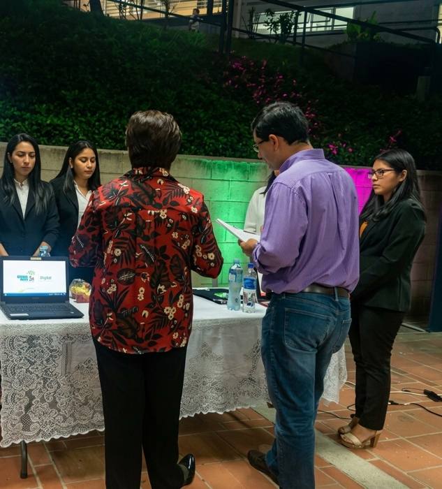 Stand de presentación de un proyecto con público